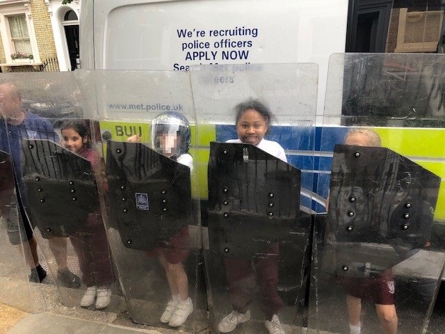 RedPartnerships's tweet image. During sport today Keats were lucky enough to have a visit from the @metpoliceuk they had a great time learning about the police van and even got to use some of the riot shields and helmets. #RedcliffeEnrichment #ipredictariot @RedcliffeSchool