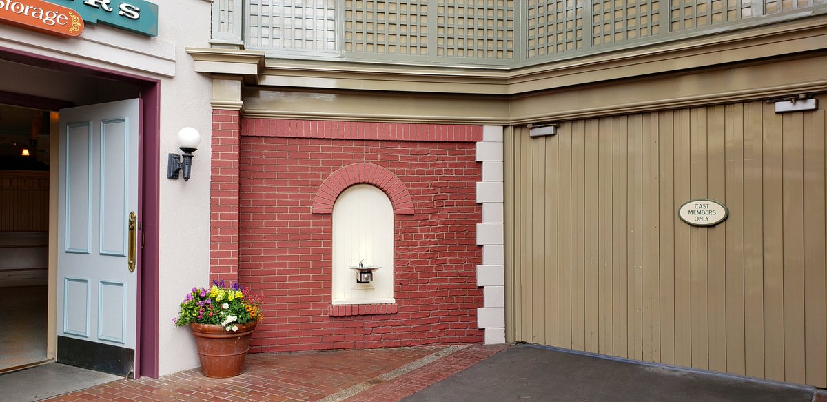 WaltsDisneyland's tweet photo. Imagineer John Hench: βWalt would create a live-action cross-dissolve when passing from one area of Disneyland to another. He'd change the texture of the pavement at the threshold of each new land." Read more: https://t.co/BPrMjmXxaU #Disneyland #DisneyHistory #TestWall https://t.co/A7fJzak6Ge