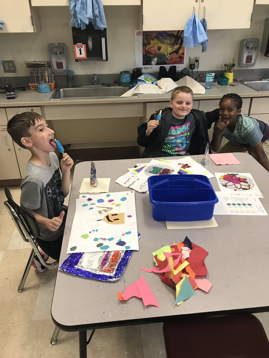 PAWS POPCICLE PARTY! 🥳<a href="/LindnerLearns/">Michelle Lindner</a> received the most PAWS stickers in art this year so to celebrate our last day of art we had popsicles and juice pouches!