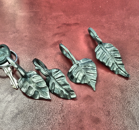 wesmakesstuff's tweet photo. Here are some more of the leaves I've made all together. Made the one on my keys with @derekmelton. #wesmakesstuff #blacksmithing #beginnerblacksmith #learningeveryday https://t.co/8z7MkRasoU