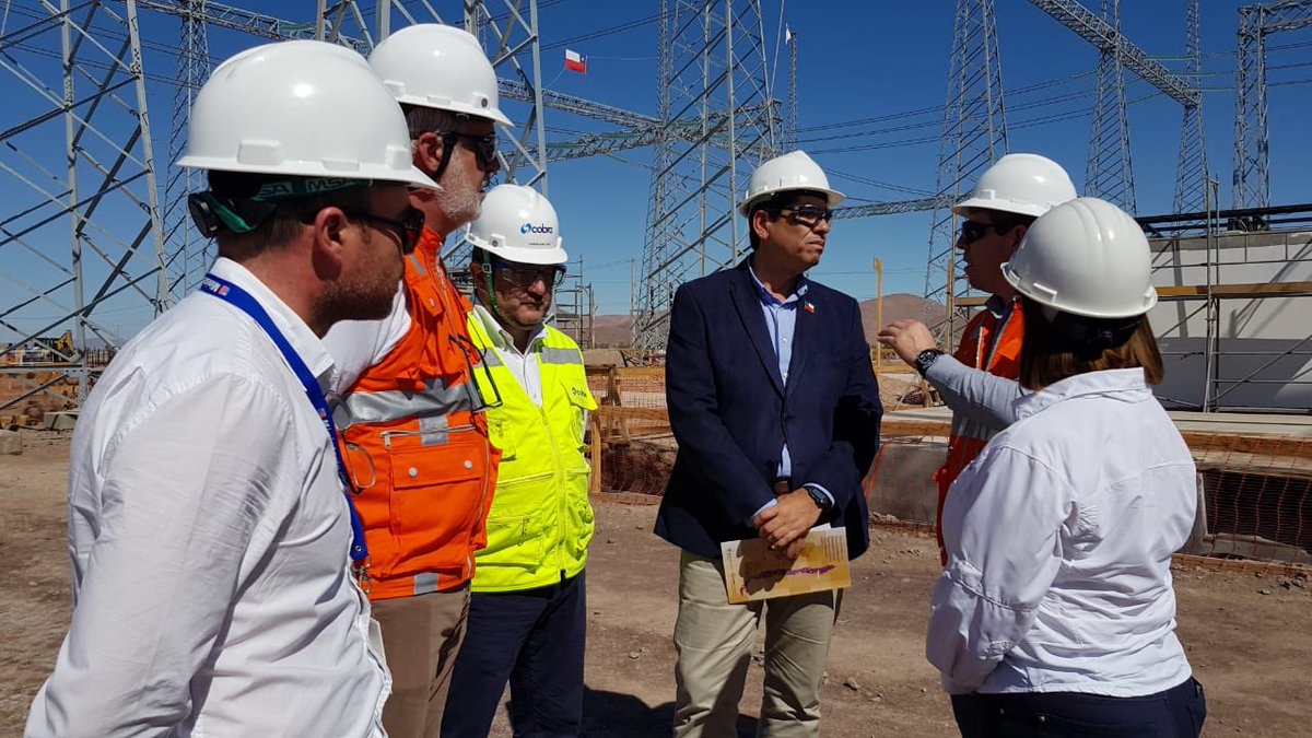 Gore_Tarapaca's tweet photo. #ChileEnMarcha 🇨🇱 | El Intendente (S) @AlvaroJofre y la Seremi de @TarapacaBBNN, realizan recorrido a las instalaciones de la subestación eléctrica Nueva Pozo Almonte 220 kV, la que alimentará al Sistema Eléctrico Nacional 👏🏻🔋💡 https://t.co/9RqerExgo7