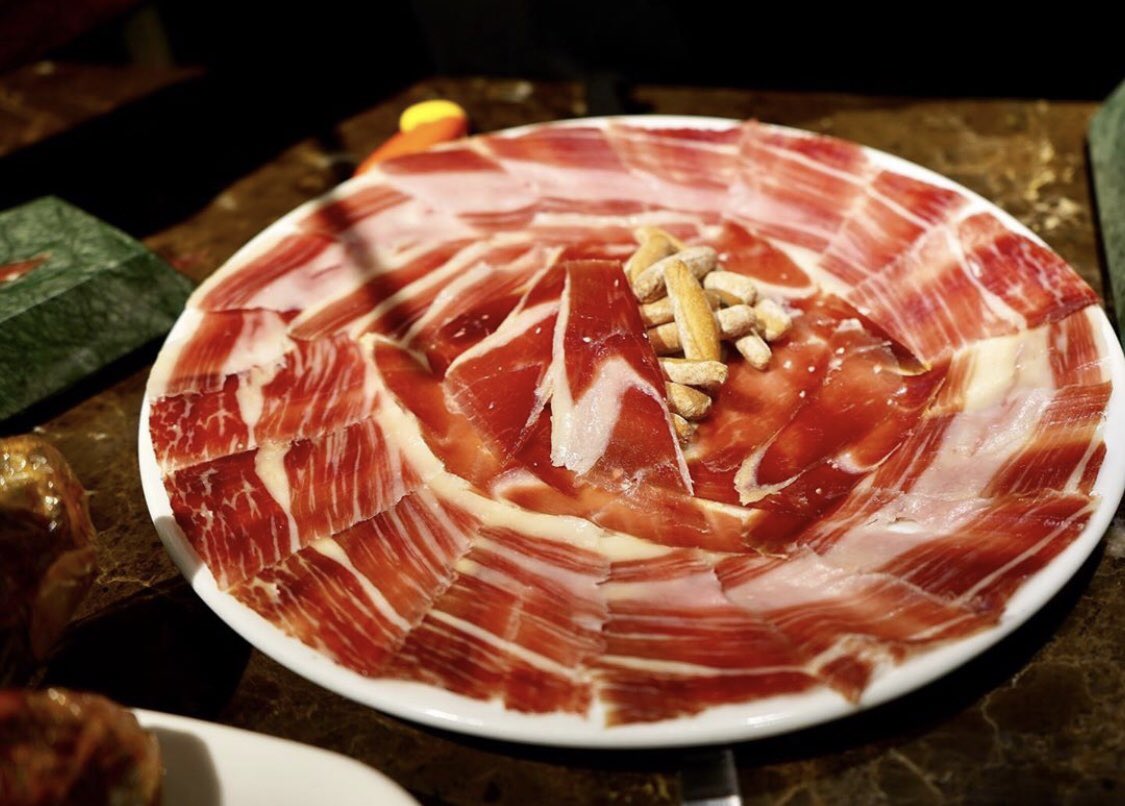 Hoy en el #diamundialdelatapa hacemos un merecido homenaje a éste producto tan español.Nuestro Jamón Ibérico de bellota ,es lo más 👏🏻👏🏻👏🏻