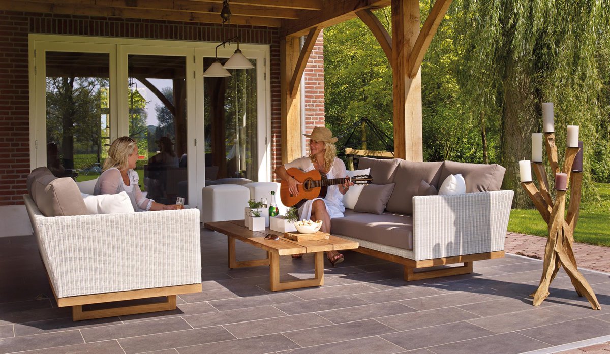 SilverPineRE's tweet photo. Selling your home in the summer? 
Highlight outdoor living areas☀️🍉  Summer is a time to spend with friends and family outdoors -  Showcasing your BBQ, patio, or pool will allow buyers to envision potential for entertainment and relaxation.  
#homestaging #outdoorliving #patio https://t.co/fhYWlUU38R