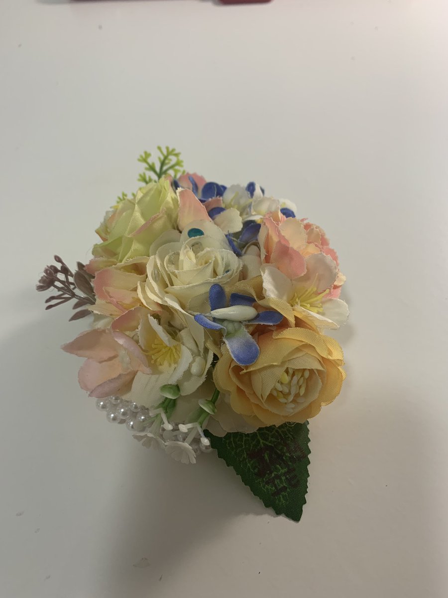 Maya86028663's tweet image. Hey! My inspiration for this was the quote “everything’s okay with a bouquet” I took flowers and made them look like a mini bouquet 💐😂. I also wrote Jamie on the leaf and put some blue rhinestones in the middle. @JamieMusical #promnightspecial #PromNightSpecial #Workofart 💐❤️