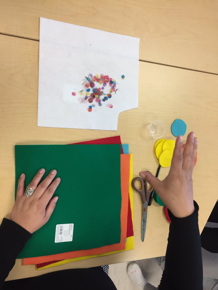 SchoolHillview's tweet photo. Fish scale art instruction today! @northland61 #IndigenousPeoplesDay https://t.co/0QZEviXSxN
