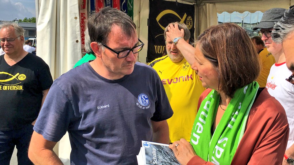 Schalker und Borussen friedlich Seit' an Seit': Gibt's nicht? Gibt's doch! Auf dem "Markt der Möglichkeiten" beim #Kirchentag in Dortmund.

💙⚪🤝⚫💛
 #indenfarbengetrenntindersachevereint #indenfarbengetrenntimglaubenvereint #nurders04 #bvb09