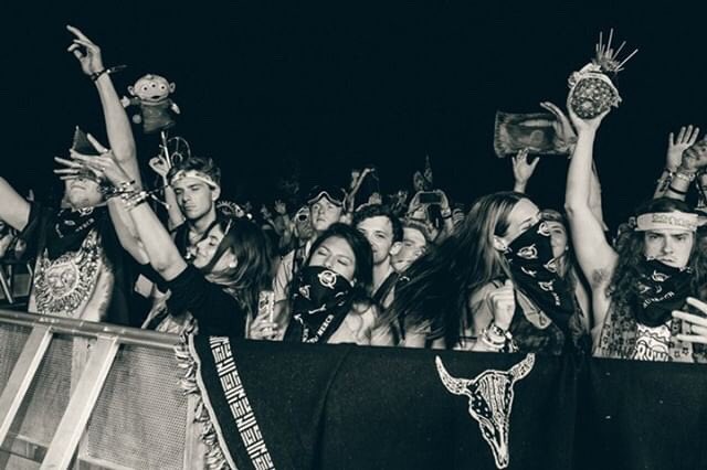 one of many incredible momentz shared with my zhumans....thank you @ZHUmusic for showing #bonnaroo the wild, magical stardust you’re made of. ✨🖤✨🖤✨

📸 photo by olliesjournal