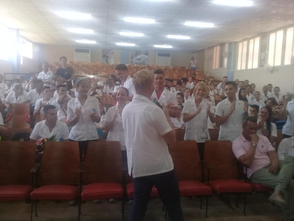 La prioridad está en el intercambio con los jóvenes, pertrecharlos de argumentos reales, mostrarles que son la continuidad porque han comprendido su papel dentro de la Revolución.¡ Viva la juventud Cubana!  #SomosContinuidad #YoSoyFidel #FidelVive #SomosRevolución