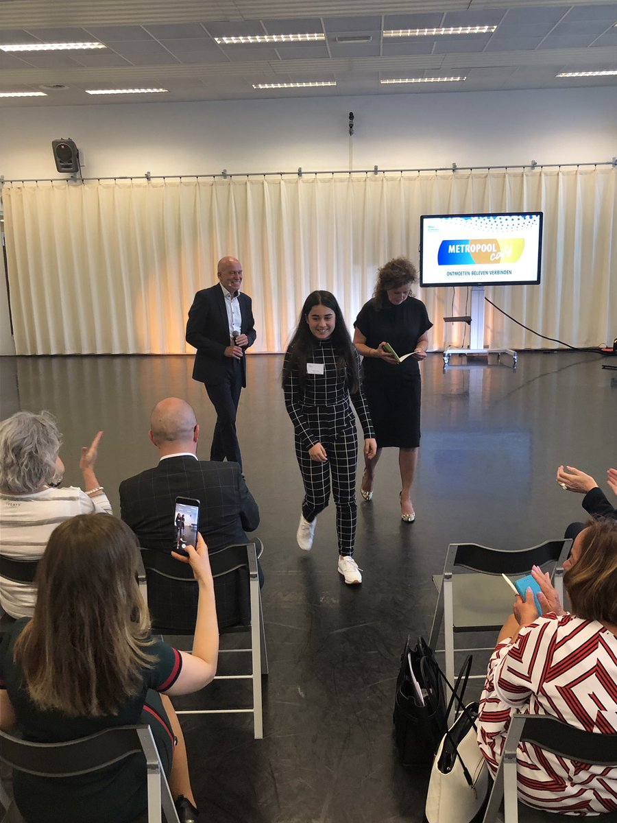 EvelynStrube's tweet photo. MINISTER VAN CULTUUR
De Schrijfschool maakte voor @Metropoolregio Rotterdam Den Haag de bundel Een wereld in je hand. Waarin 11 dichters hun regio bezingen. De jongste van het elftal, Gökçe Karaca, gaf het 1e exemplaar vanmiddag aan minister Ingrid van Engelshoven. #codarts https://t.co/BB0K06J1AR