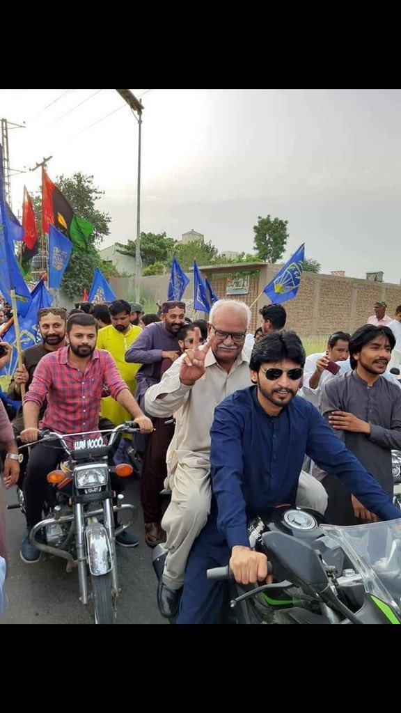 psf_shan's tweet photo. Today,during 'bike rely' @SoomroJameel (Political Secretary of chairman PPP) and other party leaders took #PSF flag,that is a great honour for all #PSF members,
Honourable President PSF Sindh @psfmansoor ,you made every #PSFians proud,
We are most thankful to you Mr President.✌🏻 https://t.co/bhSMJ09Uwb