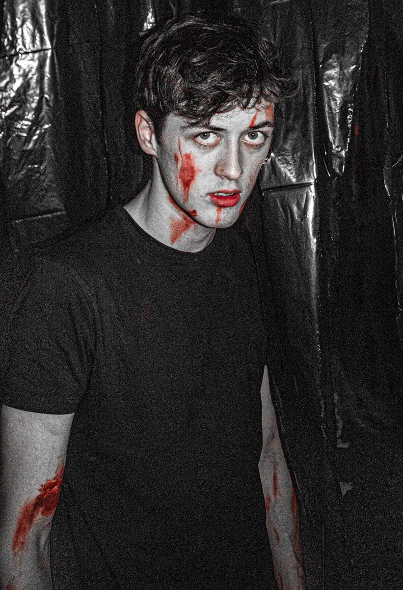 Gates of Hades houdt #Impressfest in een ijzeren greep. Een alarmend geluid liet de hele school ontruimen, maar was er nu iets aan de hand, of zien we spoken? Je ziet het elke avond tot 22u00 in de kelder ..