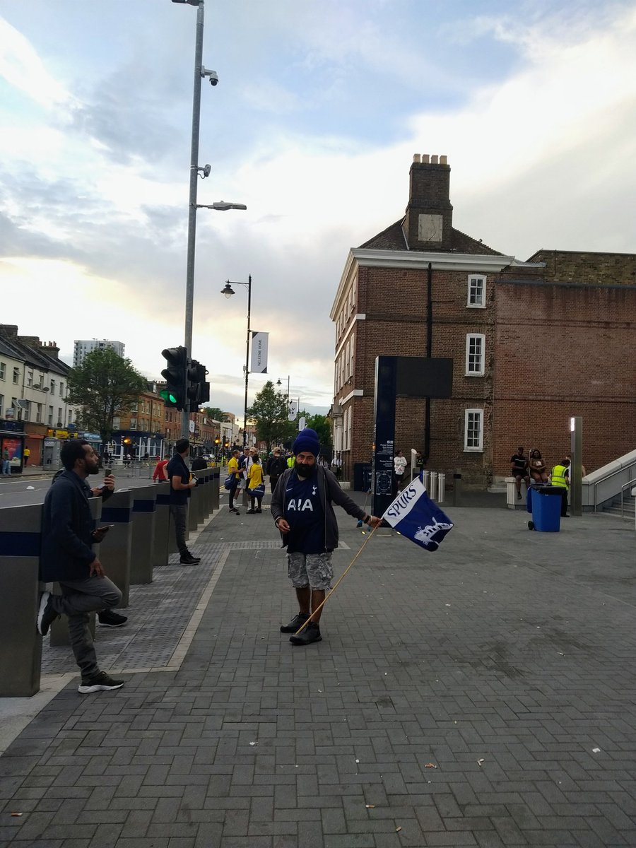 Anying
Aing di luar stadion #Spurs, pas goal pertama, ada yg teriak Liverpool, dr rmh dpn. Trus langsung tutup pintu
Epic!