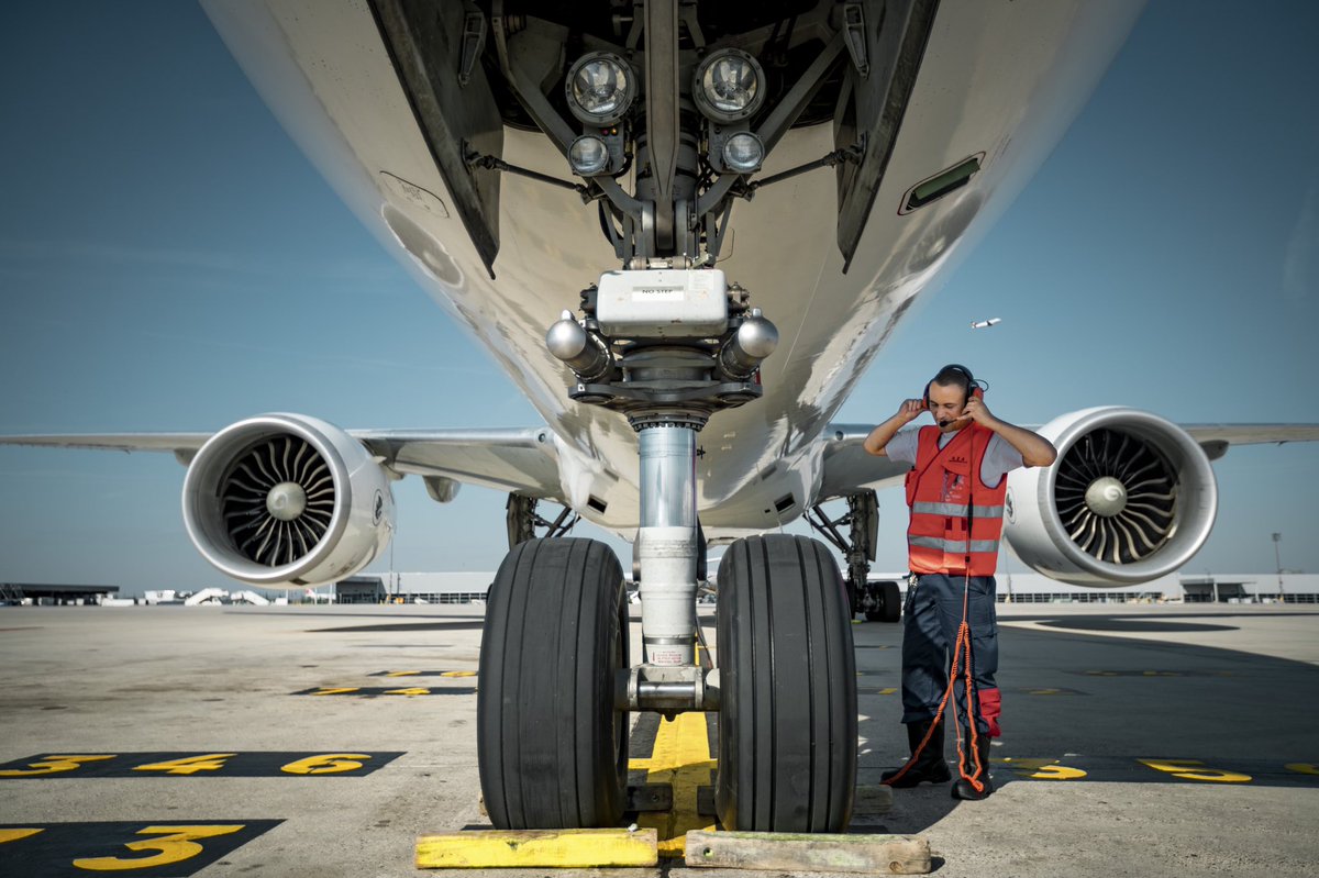 erprevot's tweet photo. #weareAirFrance 6 mois de tournage, d’Est en Ouest, du Nord au Sud pour réunir ts les métiers de notre Grande Famille sous une Bannière commune! #WeallareAviators #Fierté #Passion  #AirFrance #Avgeek #PAS19 #ParisAirShow2019 => https://t.co/z1AmBA7kK0 https://t.co/1pE2h4fVn1