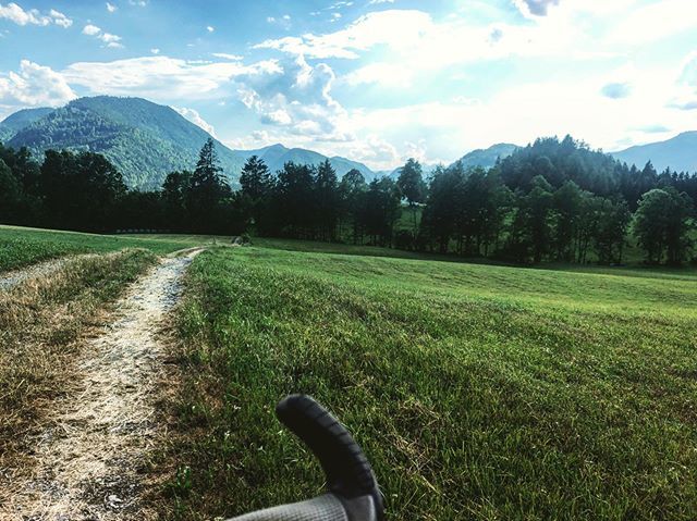 Schweinshaxn's tweet photo. Tag 27/30 #30daysofbiking #cycling #biking #radl #fahrrad #radlfahrn #berge #bergliebe #radlliebe #natur #lenggries #fleck #isar #isartal #bayern #feldweg #alpen #natur_bayern #auszeitinbayern #bike #simibike https://t.co/IkoOJww8e6 https://t.co/OIMRX9DjLO