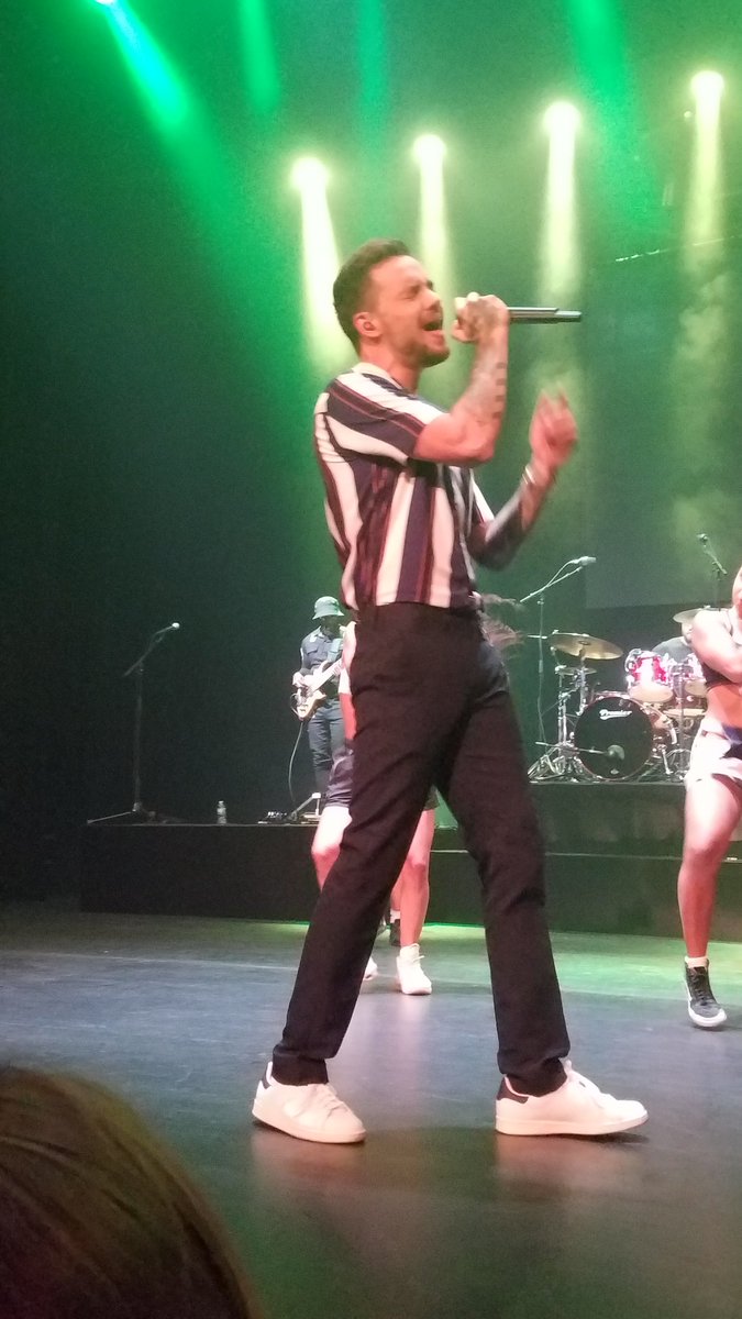 lookitsmara's tweet photo. It's been a whole ass year since me and Bee roamed around NYC and met Liam freakin' Payne and saw him live at his first headlining concert. I am still not over it tbh and please someone take me back 😭😭 #chasesummer #liampayne #nyc https://t.co/sNTc5y6UP6