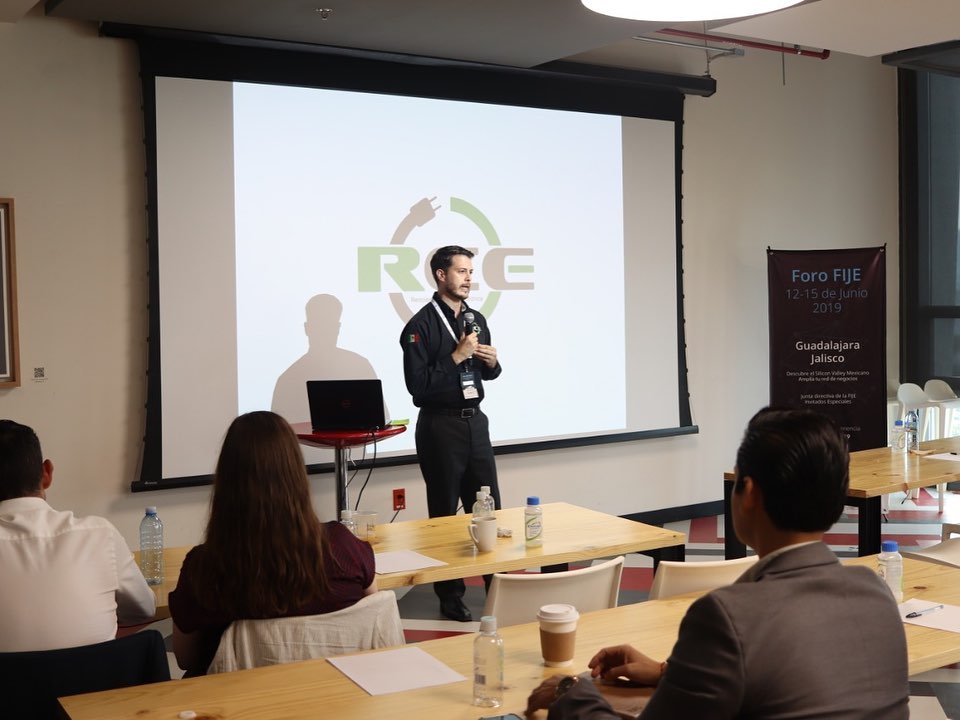 ComisionNl's tweet photo. “Implementación de buenas prácticas”fue una de las platicas que se vivió en el #forofije2019 con algunos representantes de la Comisión. Comenta Rodrigo "Como emprendedor puede ayudar mucho a establecer una relación con tus clientes y dentro de la empresa, el ambiente laboral." https://t.co/hRF37CG6CO