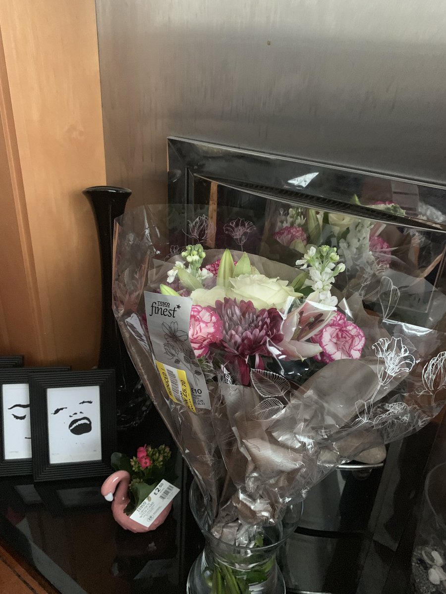 Watsonmydear's tweet image. When you inform him that he’s buying you flowers &amp;amp; you buy them yourself trusting that you’ll get a refund: that’s a helpful little wifey isn’t it?
There was even a yellow sticker involved 🛒🤣
Would the real customer please stand up 🙋🏻‍♀️🕵🏻‍♀️

#UserJourneyMapping #PathwayToPurchase