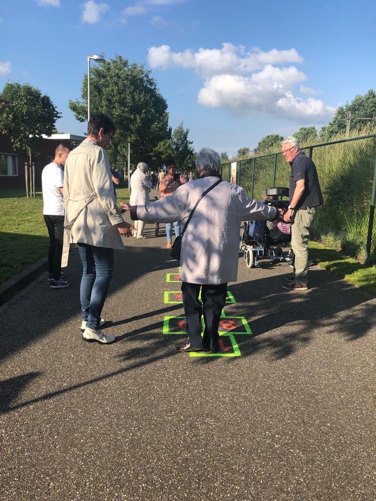 rsdbeweegt's tweet photo. @Sportservice_NB heeft met de inzet van Fontys Sportkunde studenten een mooie bijdrage kunnen leveren aan ‘de beweegtuin’ van Heerma state. Met als kroon op het werk de opening van het poortje richting sportpark Hulsdonk in Roosendaal https://t.co/NWXjYo3dvr