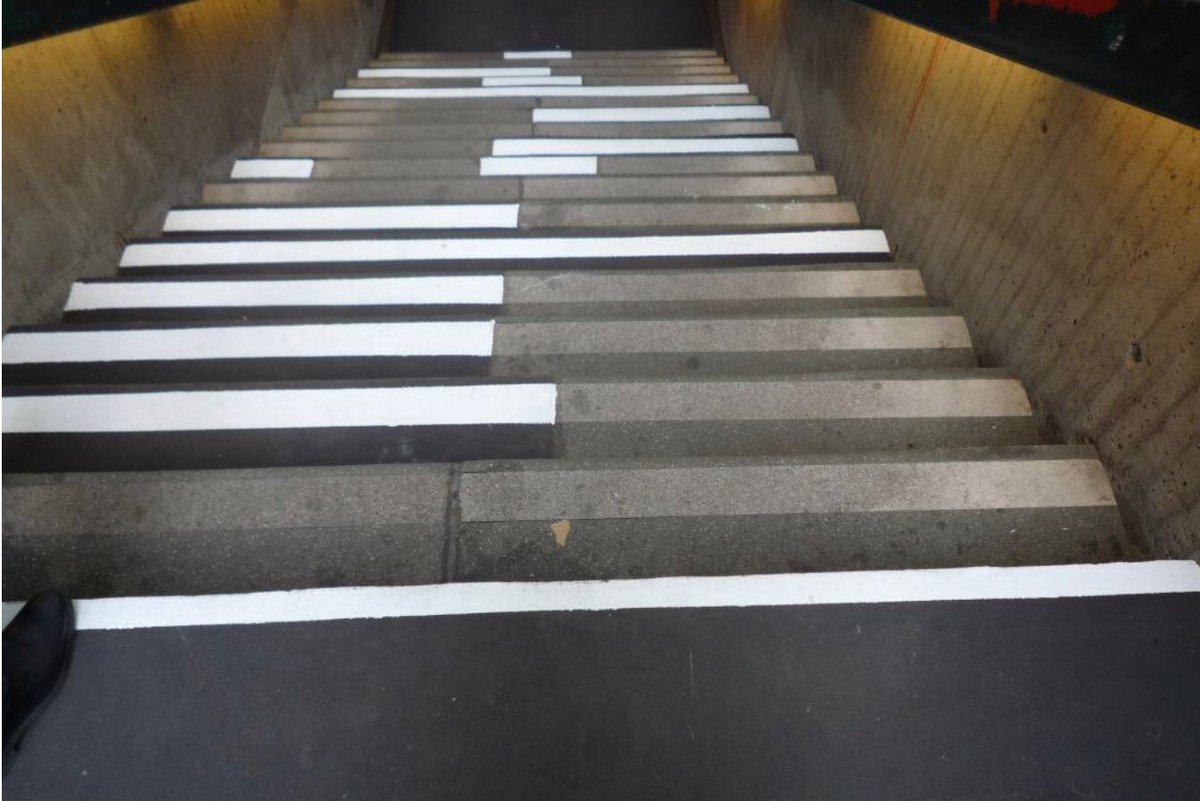 LorenzMaroldt's tweet photo. Auftrag ist Auftrag: Am U-Bahneingang Schloßstraße in Steglitz haben Handwerker die Treppe repariert - und nur die ausgebesserten Stufen neu gestrichen. In Kreuzberg würden sie das als Kunst am Bau verkaufen und für die Biennale anmelden. https://t.co/vS7NqMSSBp