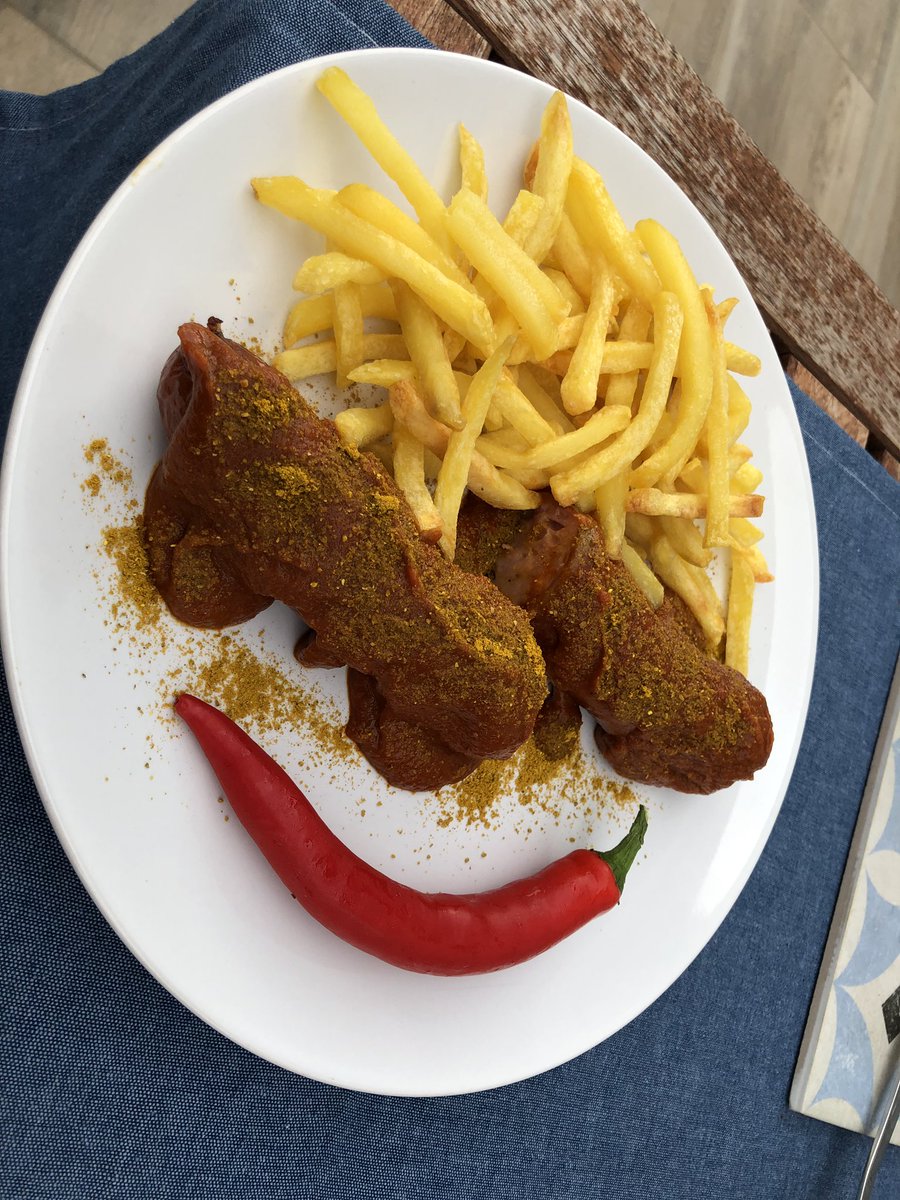 MikulaLab's tweet photo. Proud to have received a Currywurst award from Christian Hackenberger @PhosphorusFive 😊 Thanks to the instructions even I managed to do it 😉 Perfect dinner after getting home from an exciting trip to Berlin. Many thanks once again to @PhosphorusFive and all organizers! #cps2019 https://t.co/bb77hAHg1y