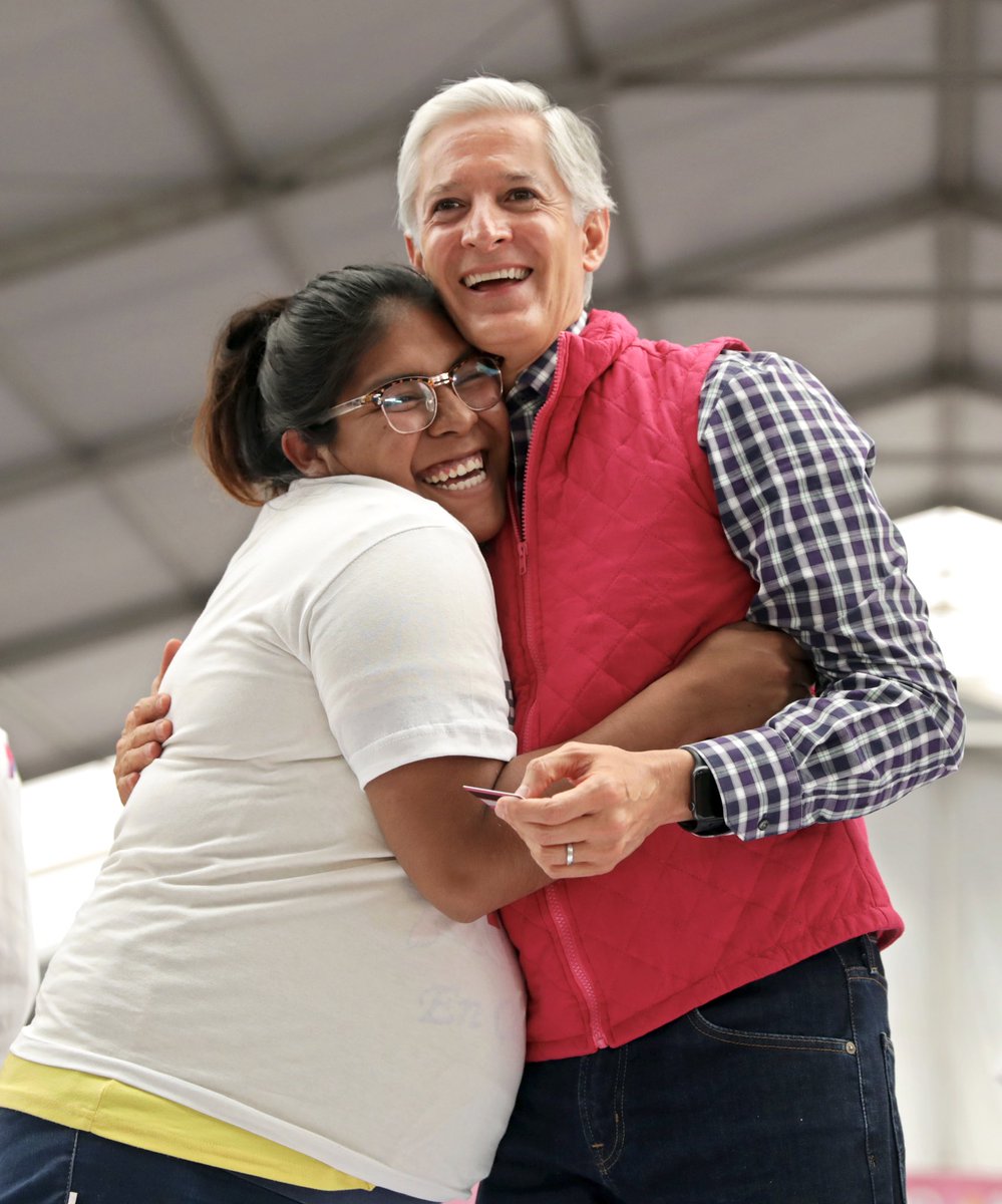 alfredodelmazo's tweet photo. En #Tecámac, reconocimos el esfuerzo y la dedicación de las amas de casa, entregando el #SalarioRosa a más de 6 mil mujeres mexiquenses. https://t.co/CZW2Lt9lGL