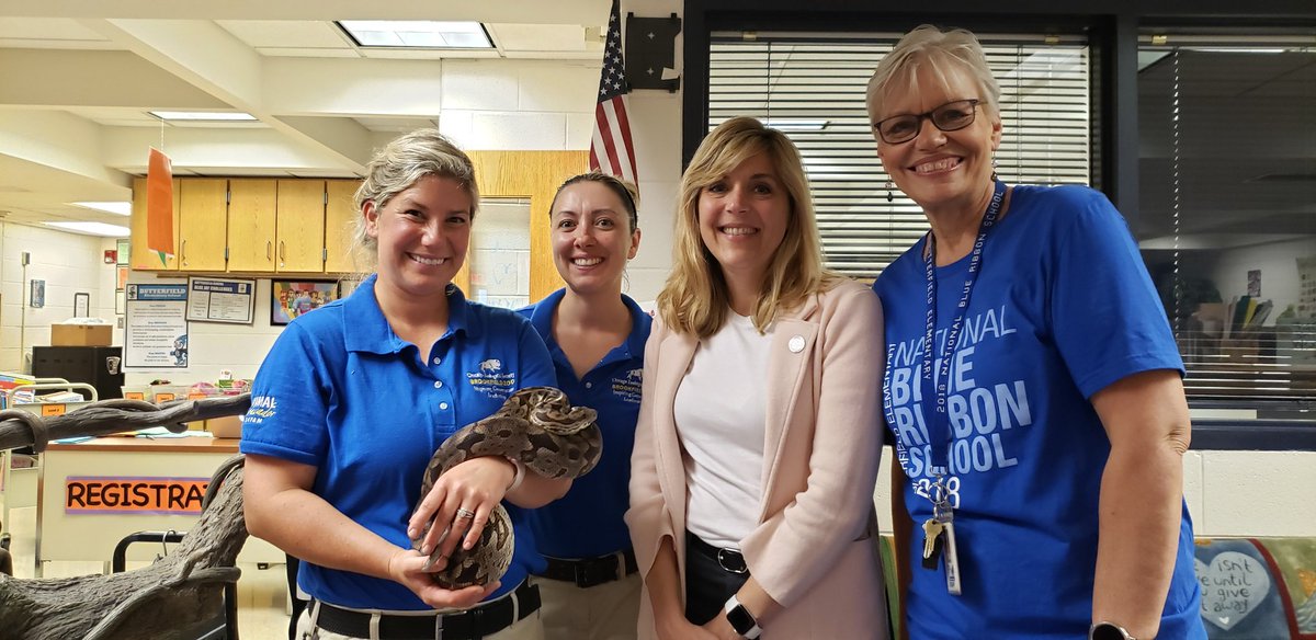 Pattikring44's tweet photo. Brookfield Zoo Ambassadors visits Butterfield's Summer Library for a Family Event!!#Weare44 #BFBluejays#BFLRC https://t.co/vi7sAXQNdx