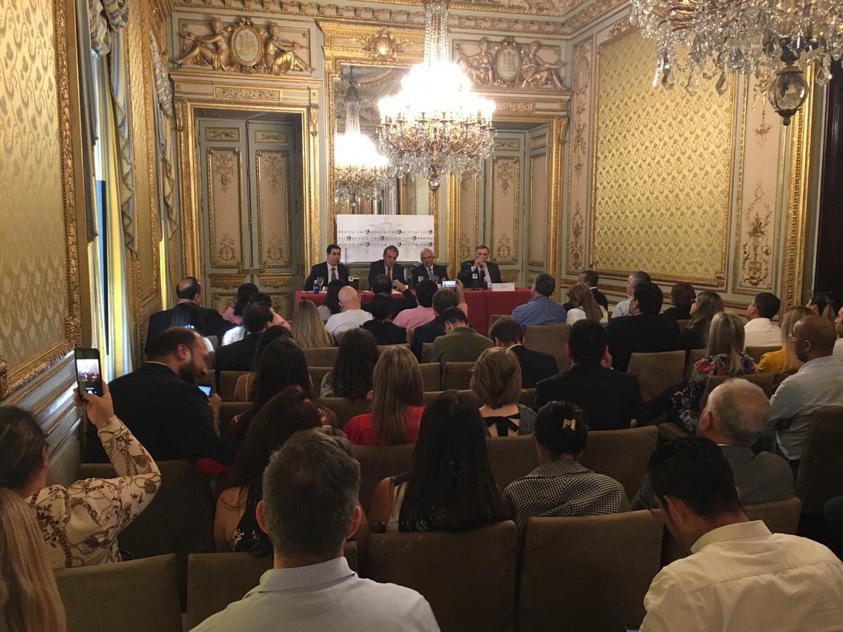 cigmapucjc's tweet photo. Mesa redonda con los expresidentes de Gobierno latinoamericanos, Ernesto Samper, Eduardo Frei y Jamil Mahuad en @casamerica sobre “El contexto político en América Latina” a la que asisten nuestros alumnos de la Simulación de Gobierno 2019 #SimGob19 #Compol https://t.co/ucLwiGkNAO