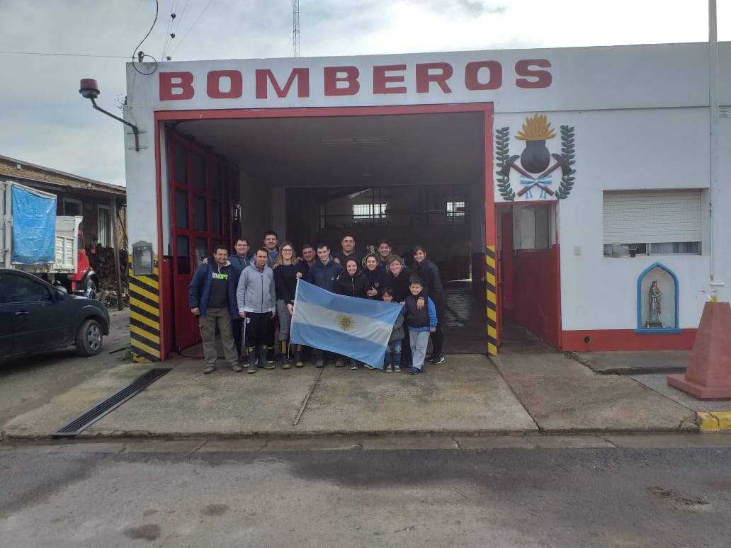 Central194's tweet photo. #DiaDeLaBandera defendamos con amor y lealtad los colores de nuestra patria. #central194 #bomberosvoluntarios https://t.co/wdqhHBZwIJ