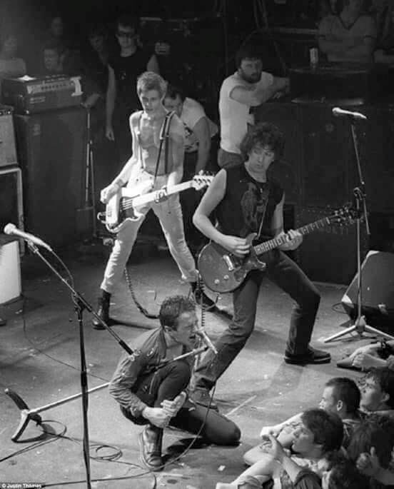 JohnLayton6's tweet photo. @JonesysJukebox on stage with the Clash 👌 https://t.co/maisgxNHDj