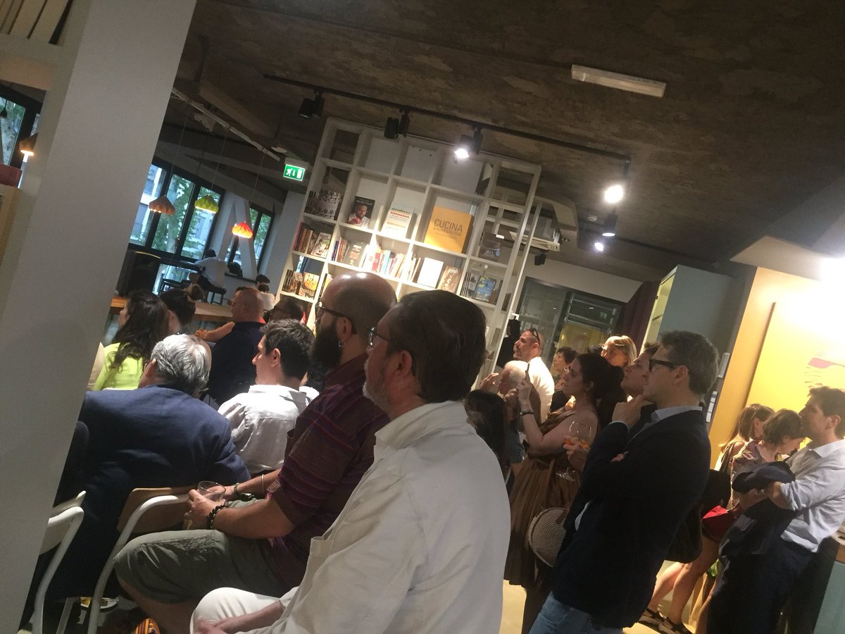 EdizioniGuerini's tweet photo. Pubblico in piedi alla #OpenMilano per assistere alla presentazione di #StartDown, con gli autori insieme a @martinapennisi, @painio, Salvatore Majorana di @KilometroRosso e Andrea Santagata Chief Innovation Officer @mondadori https://t.co/F4NDrzR1P6