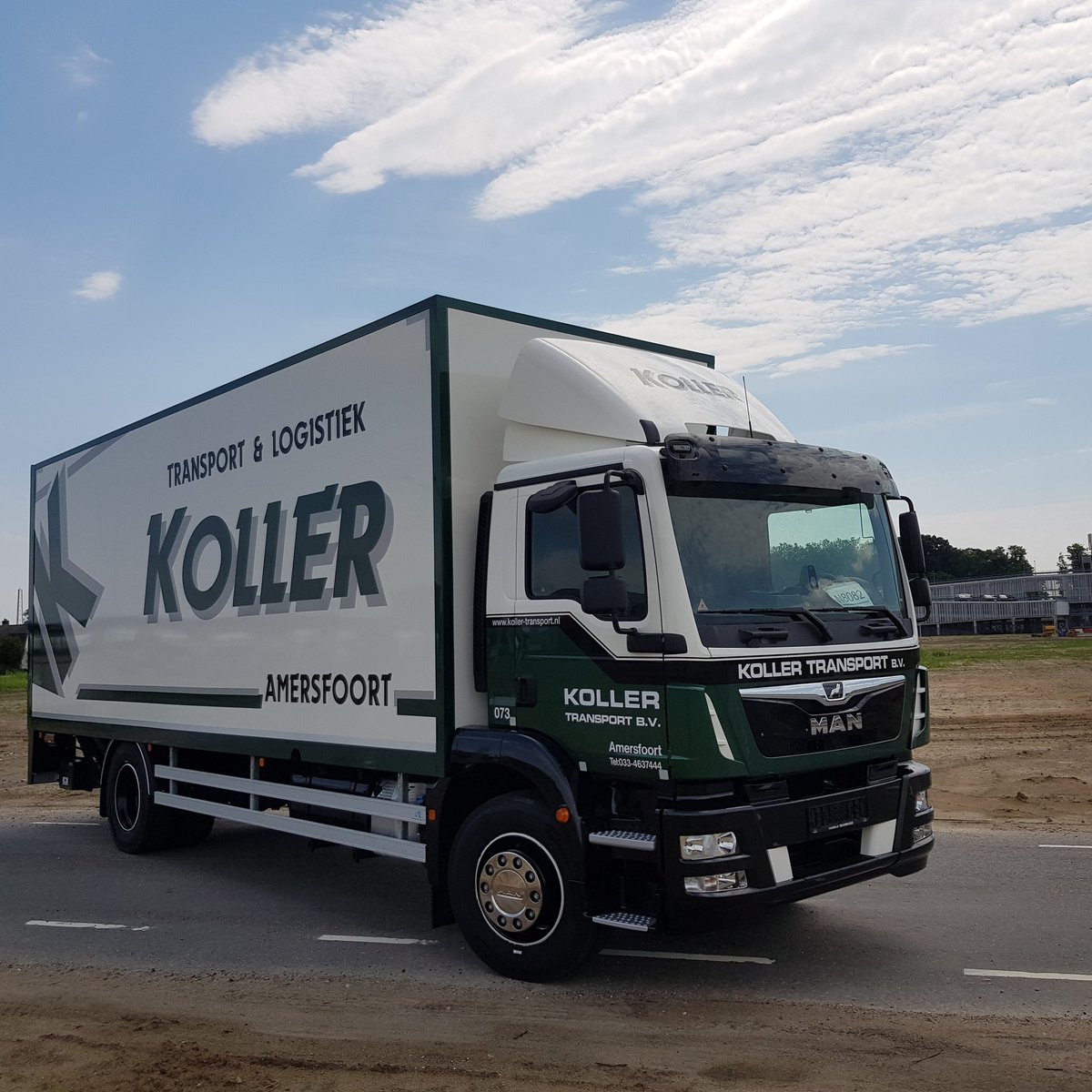 Ematra_'s tweet photo. Weer een vracht kwaliteit de weg op 😊.

In opdracht van Roordink bedrijfswagens en Ravenhorst carrosserie bouw hebben we deze MAN bakwagen in meerdere kleuren gespoten t.b.v Koller transport.

Professional result is our ability.

#roordink #ravenhorst #Ematra #kwaliteit https://t.co/zPd2mHaaJN