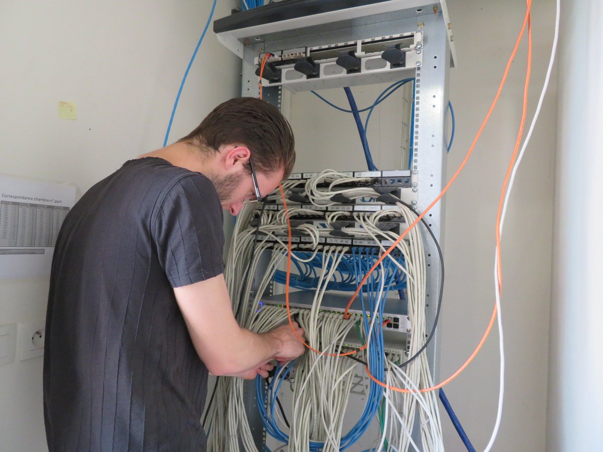 IsminMinitel's tweet photo. La résidence du @CampusCharpak est désormais équipée de nouveaux switchs dont Minitel a assuré l’installation et la configuration. Cela permet d’augmenter le débit et d’avoir une connexion encore meilleure pour les étudiants ! #ISMIN #Réseau https://t.co/dXLdYGT7HA