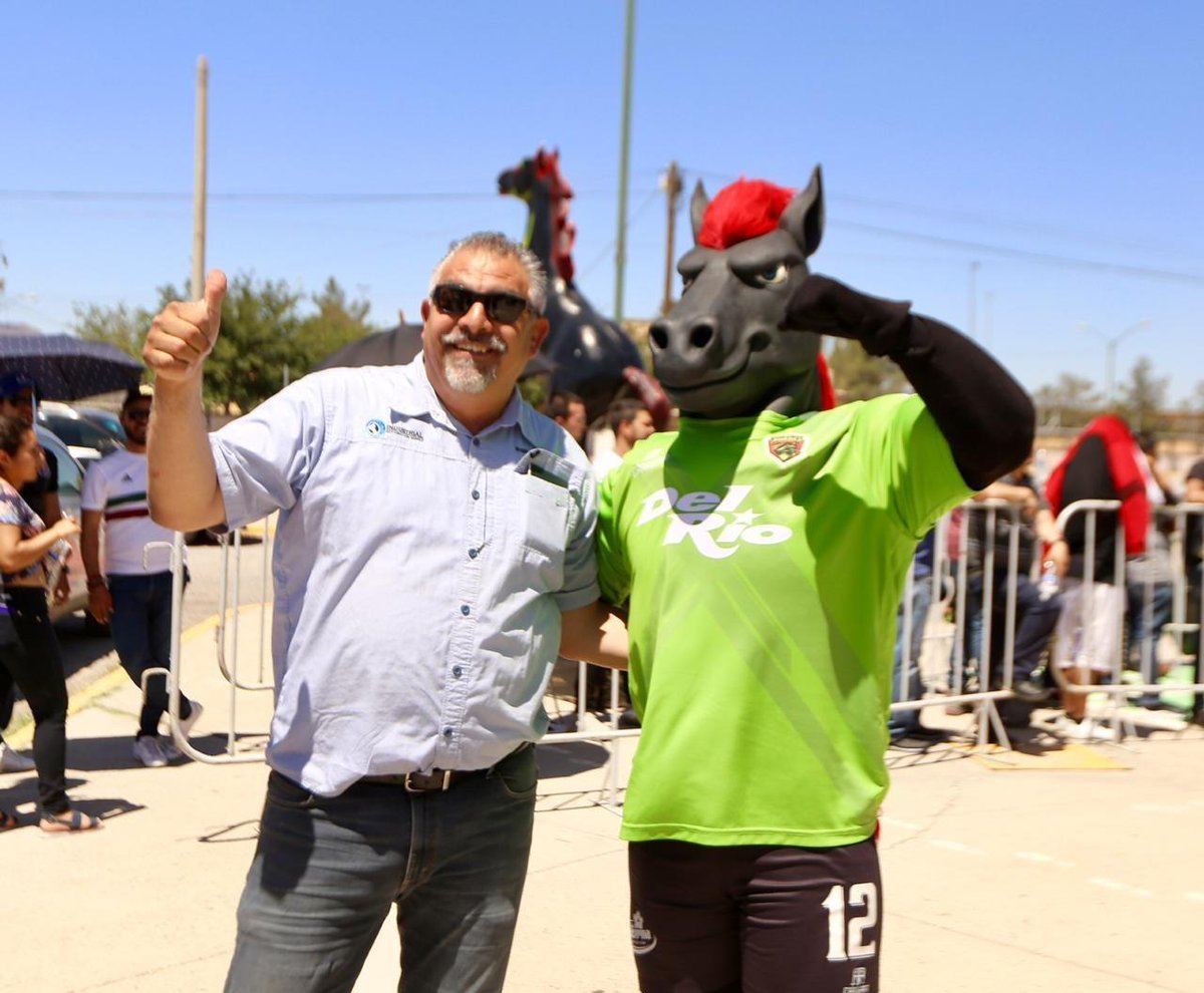 fcjuarezoficial's tweet photo. 📷 / ¡Segundo día de venta de #BravoCard!
#SoyBravo🐎💚
#SomosFútbol⚽ #BravosContigo #SiempreBravos #ElFutbolSeSienteEnLaCancha #SienteTuLiga #BBVAMx https://t.co/4PWSx0kHLX