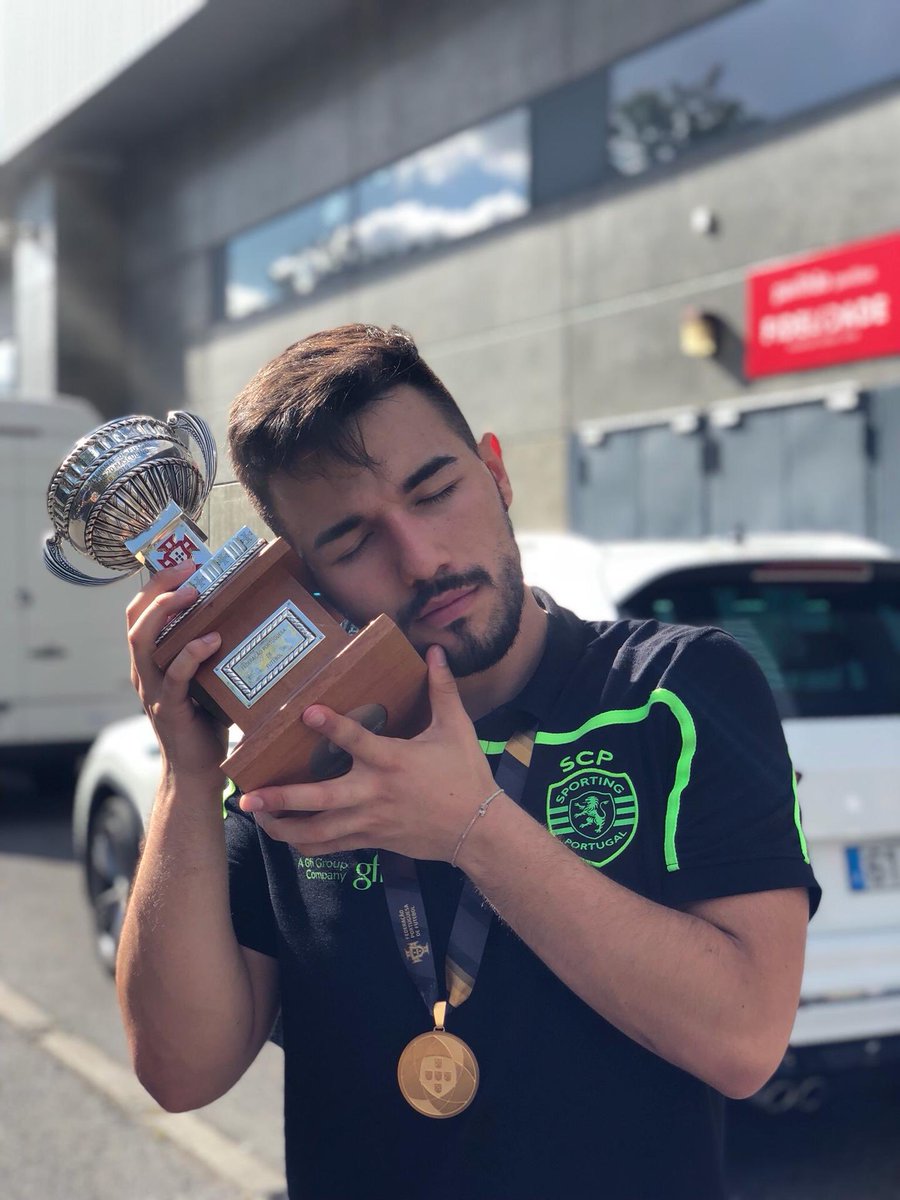 futsalistareis8's tweet photo. Eu sou campeão nacional!! 🙏🏽💚🦁 https://t.co/V00ffxlSzp