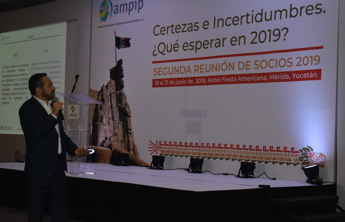 AMPIP's tweet photo. "La digitalización y la conectividad son fundamentales para tomar decisiones tendientes a la disminución de costos de operación". 
@DaquaStrategic en la 2a. Reunión de Socios 2019 de la @AMPIP 
#MéridaCiudadBlanca #SoyAMPIP #ParquesIndustriales https://t.co/1LN6hgfEDC