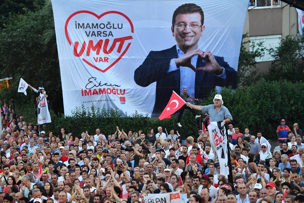 ekrem_imamoglu's tweet photo. Güzel şeyler olmaya başladı bile

El ele kol kolayız artık. İstedikleri kadar kötü dil kullansınlar, güzellik ve iyilik kazanacak. Büyükçekmece'deki buluşmamıza katılıp bize destek veren Adana Büyükşehir Belediye Başkanımız @ZeydanKaralar01'a teşekkürler. 
 
#HerŞeyÇokGüzelOlacak https://t.co/GBob2mvAKN