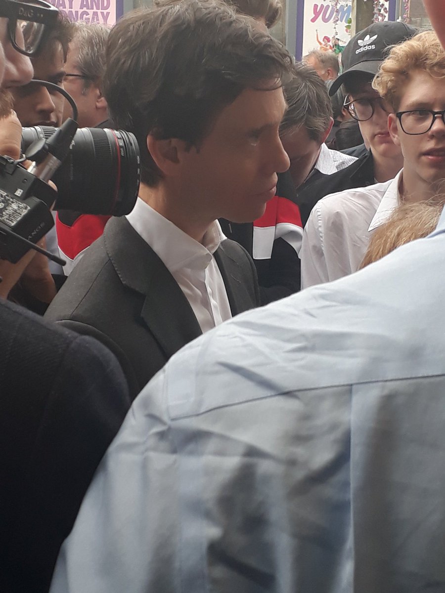 GibbRobert's tweet photo. Up close (-ish) with @RoryStewartUK. Good to see a politician out in public talking to people. #RoryWalksOn #RoryWalks #RoryStewart ... and is it too late to add #roryforleader. Maybe next time. https://t.co/oN27ZT9vsQ