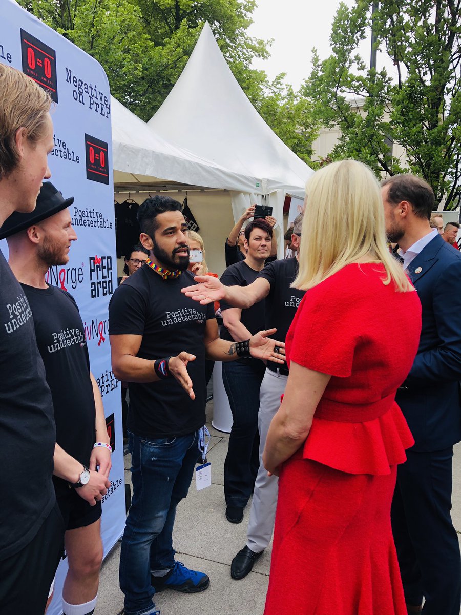 Takk til @CrownPrincessMM og Kronprins Haakon for at de besøkte vår stand og snakket med våre åpne hivpositive frivillige under @OsloPride 🏳️‍🌈 #hiv #smittefri