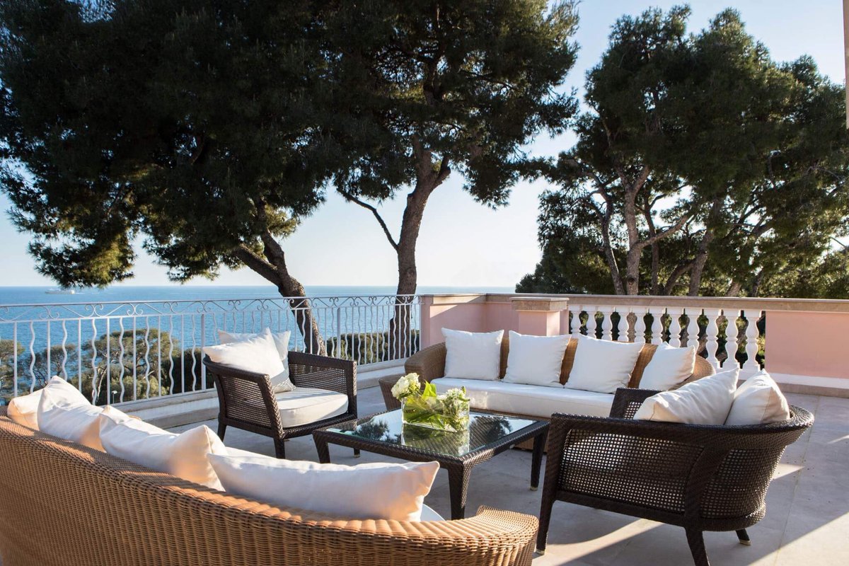 Enjoy a unique moment with family & friends on the panoramic rooftop terrace of our Villa Rose Pierre.
#FSPrivateRetreats #FSResidences
bit.ly/2WMUZkG  #CoteDazurFrance #frenchriviera