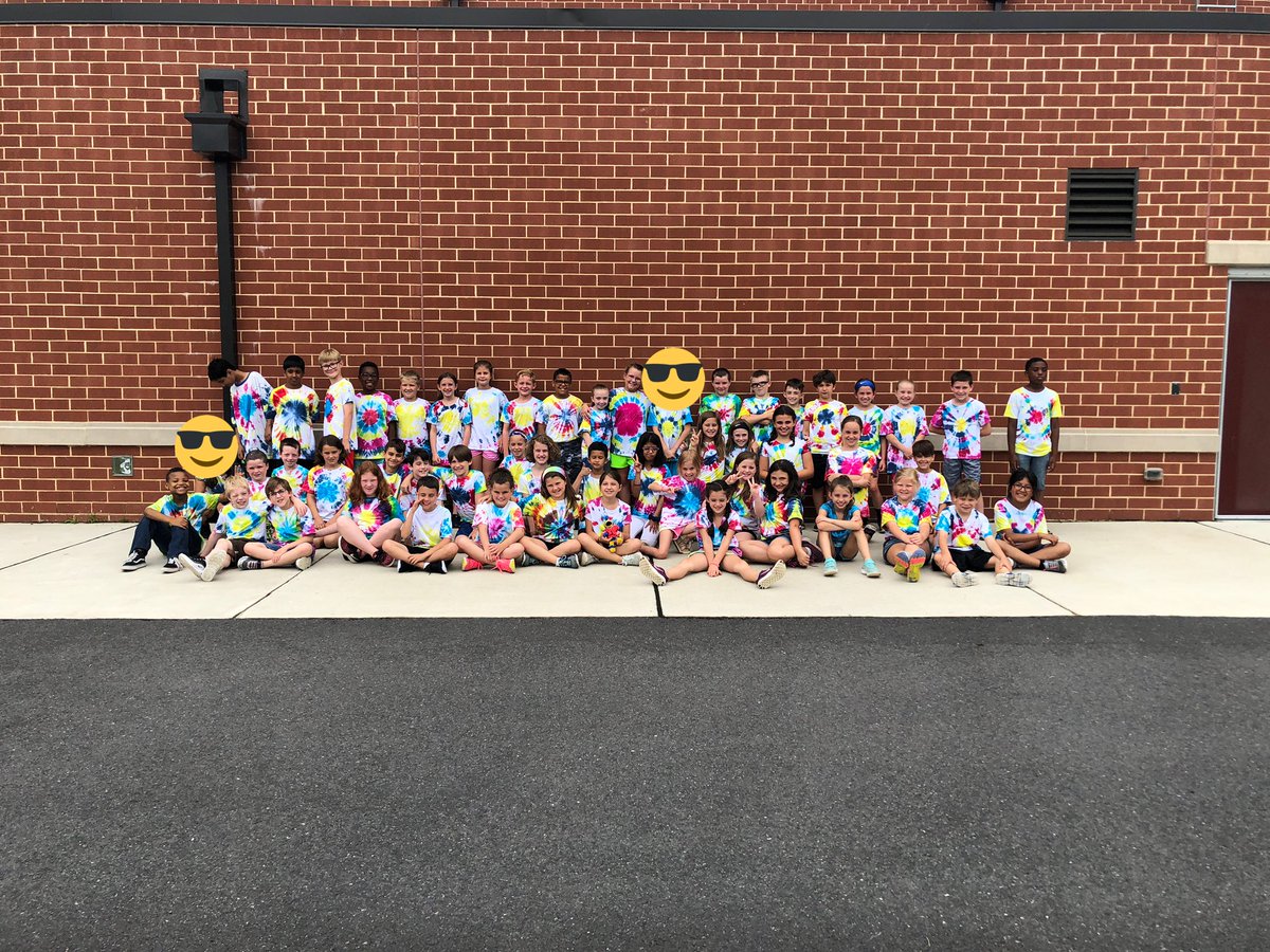 Successful third grade tie dying adventure for Game Day! Fourth graders after tomorrow 😱 <a href="/cdougherty1128/">Claire Dougherty</a> <a href="/lissyrosen/">Lissy Rosen</a>