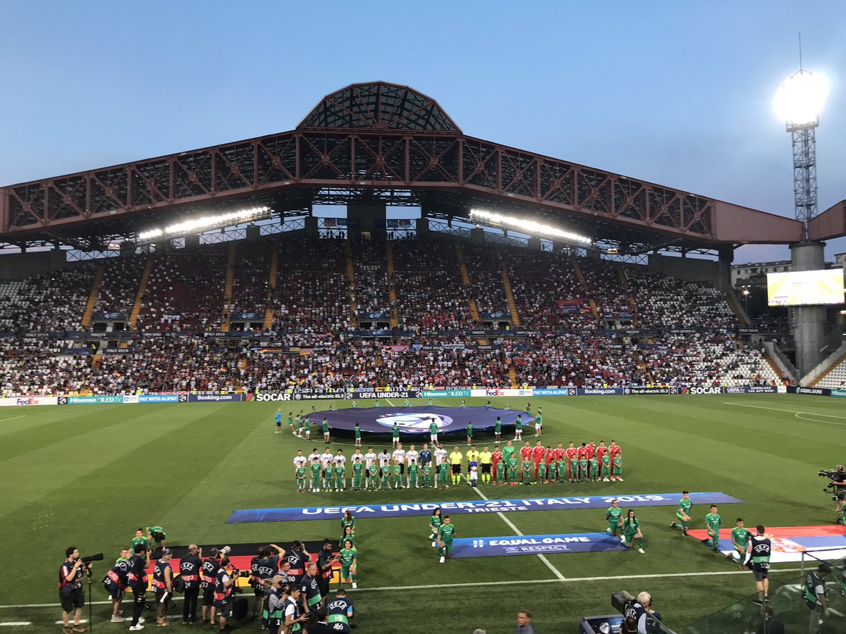 Bundes_Arabic's tweet photo. 📸| من دخول اللاعبين لأرضية الملعب .
#GERSRB #U21EURO https://t.co/iDOMk1xRc1