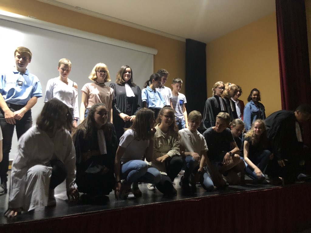 AnneLaude1's tweet photo. Très fière de la prestation des élèves de 4eme du collège F.Lagrange ce soir. Ds le cadre du festival du théâtre judiciaire, ils ont reconstitué un procès sur le #harcèlement avec brio.Un grand bravo à eux. Merci  à leurs enseignants de leur avoir fait découvrir tous ces métiers https://t.co/AiFH6xHqUY