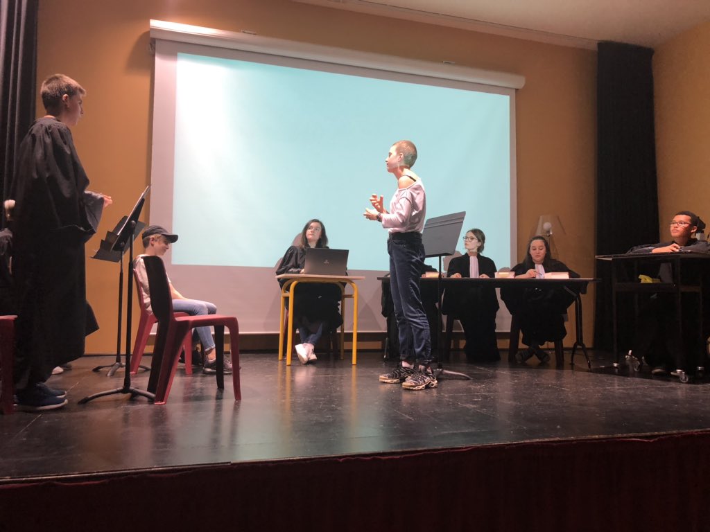 AnneLaude1's tweet photo. Très fière de la prestation des élèves de 4eme du collège F.Lagrange ce soir. Ds le cadre du festival du théâtre judiciaire, ils ont reconstitué un procès sur le #harcèlement avec brio.Un grand bravo à eux. Merci  à leurs enseignants de leur avoir fait découvrir tous ces métiers https://t.co/AiFH6xHqUY