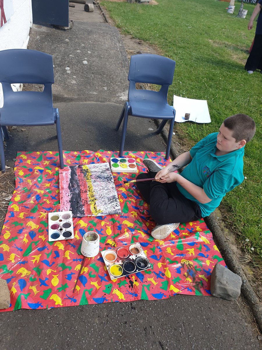 WLClass2CSC's tweet photo. C began experimenting with the splatter technique, with water colour paints, so we took the painting al fresco into the garden 🎨☀️ #Creative #PersonalisationAndChoice https://t.co/nv6xpW4ZlG