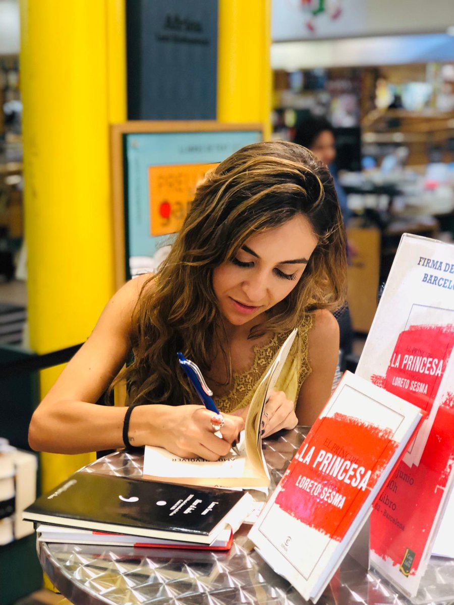 casadellibro's tweet photo. ✍️ Así fue la firma del libro 'La princesa', de @loretosesma en Casa del Libro de Paseo de Gracia. 

@editorialespasa @Planetadelibros https://t.co/qNJIicm7Qa