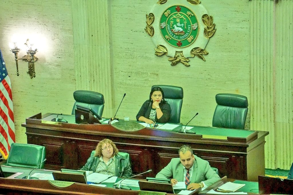YashiraMLebron's tweet photo. Firmando medidas de la Comisión de Asuntos del Consumidor para ser discutidas y aprobada en lo próximos días #camaradevisionyprogreso https://t.co/34qvBb4IKQ