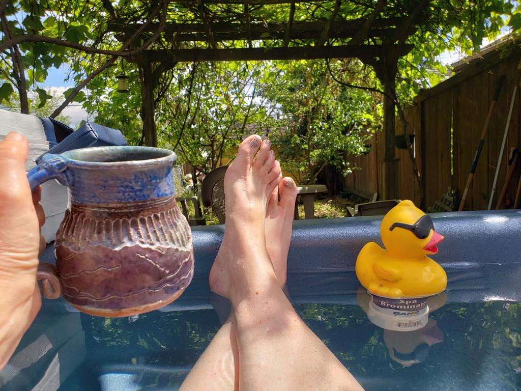 awildcelticrose's tweet photo. My consultant advised that since I've been working since 6 AM, I should take a break, and take off work early on Friday to kayak or SUP before heading to Seattle for the Phinney Ridge Contra dance and Fremont Solstice performance. #IveEarnedIt #ListenToTheDucky https://t.co/YjLWwKcjjw