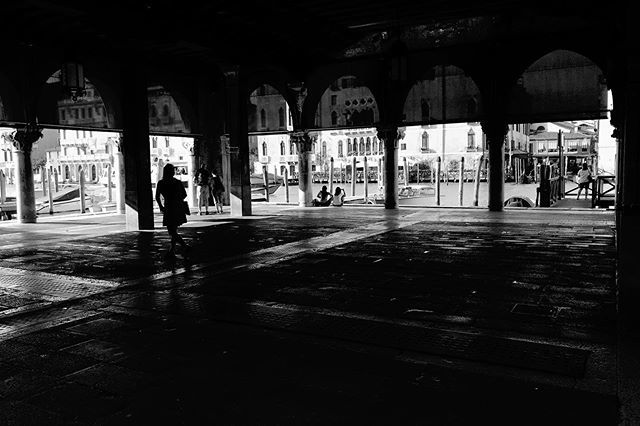 Mercato /  Rialto / Venezia ... #veneziadavivere #loves_venezia #veneziaunica #ig_venezia #volgovenezia #vivovenezia #visitmuve
#museitaliani #beniculturali30 #volgoarte
#jj_blackwhite #streetphoto #ig_street #bnw_city #bnw_life #bnw_captures #bnw #bnw_s… bit.ly/2WRocG9