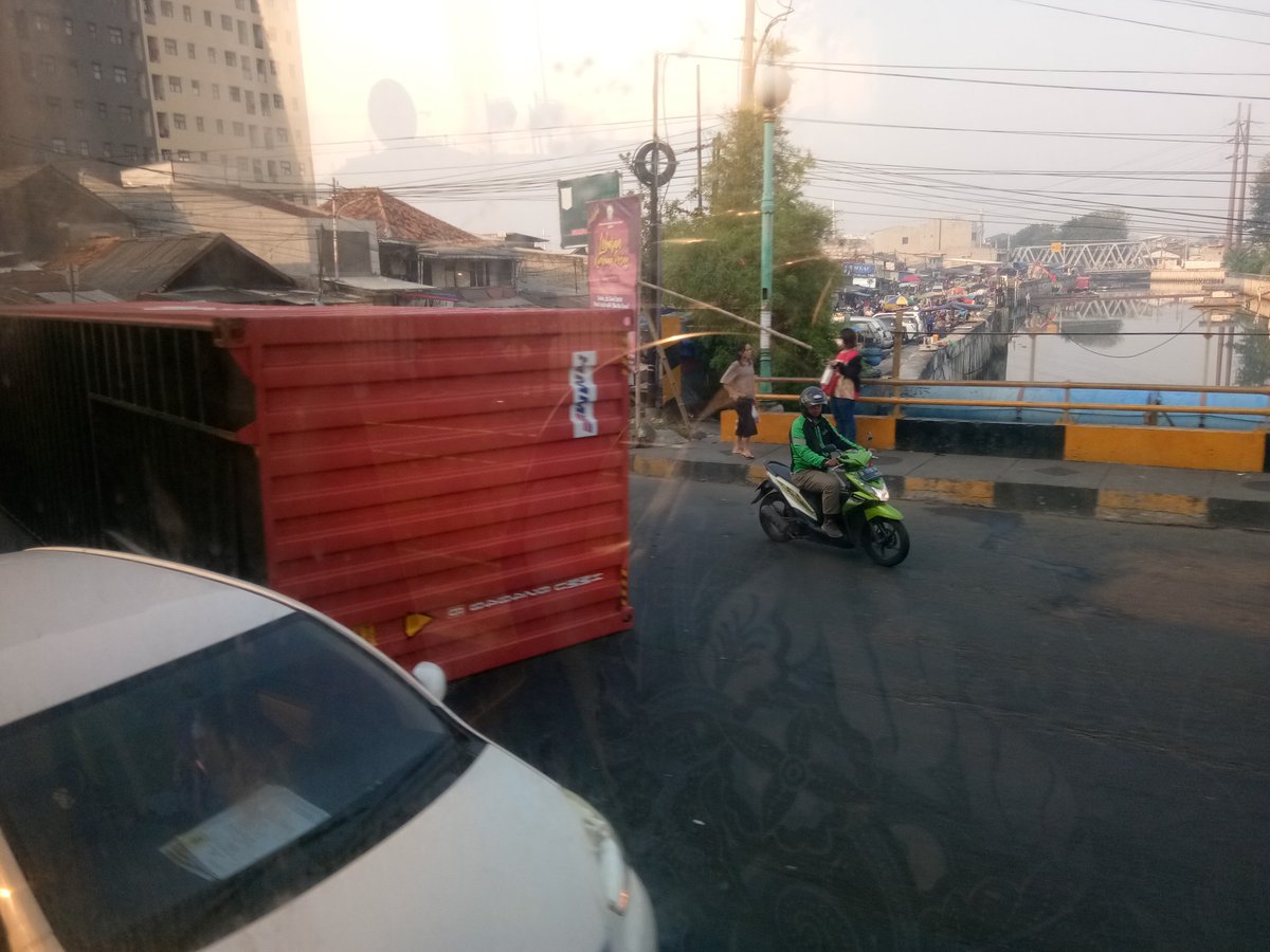 Kontainer terlepas dari truk