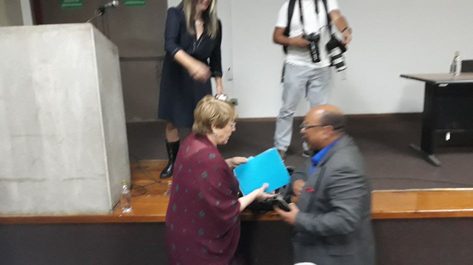 vih_venezuela's tweet photo. La Red Venezolana de Gente Positiva @vih_venezuela  a través de su Secretario General, Eduardo Franco, hizo la entrega formal a la Dra. Michelle Bachelet @mbachelet de un informe en el cual se exponen las violaciones a los Derechos Humanos de las personas que viven con el VIH https://t.co/5ZjqvW2GSP